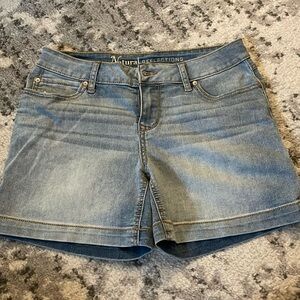 Natural Reflections Light Wash Jean Shorts - Like New - Size 2